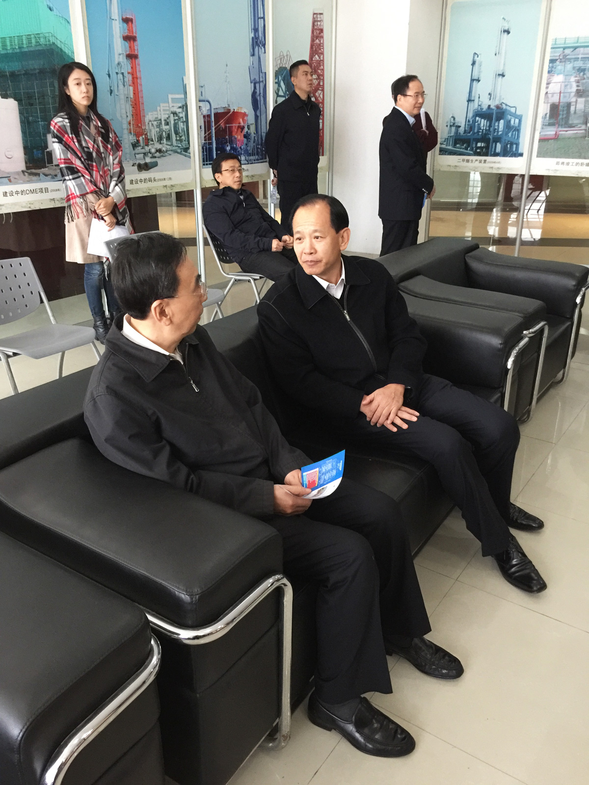 亲切交谈小.jpg 亲切交谈小.jpg